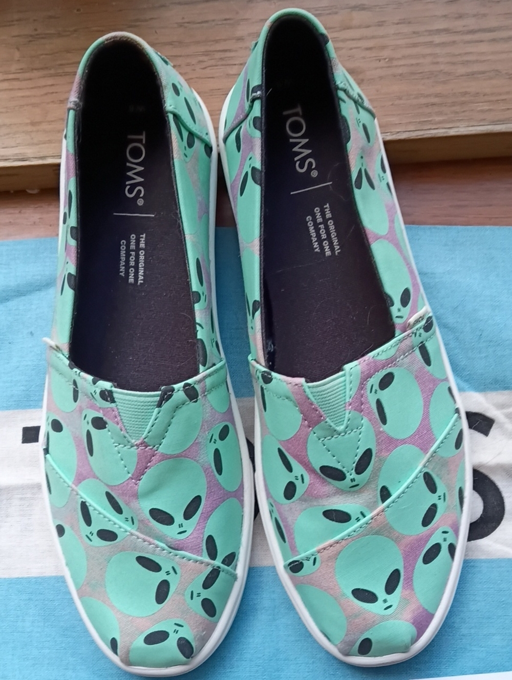 TOMS Mint Green Alien Print Slip-On Flats Glow In Dark New! Size 8